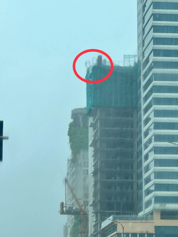 Thót tim đi qua nhà 22 tầng ở Đà Nẵng có giàn giáo nghiêng trong ngày mưa gió - Ảnh 1.