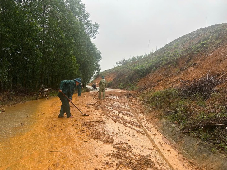 Mưa lớn trúng xuống nhiều nơi gây sạt lở, tắc đường ở Đà Nẵng, bộ đội và công an căng mình túc trực - Ảnh 1.