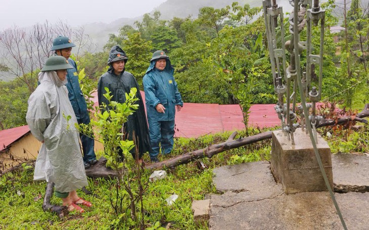 Bí thư, Chủ tịch xã ở Đà Nẵng dẫn 200 cán bộ đi thu hoạch lúa ngã đổ cho dân - Ảnh 5.