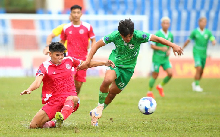 Trở lại chuyên nghiệp sau 14 năm, CLB Lâm Đồng thua nghiệt ngã ở phút bù giờ - Ảnh 1.