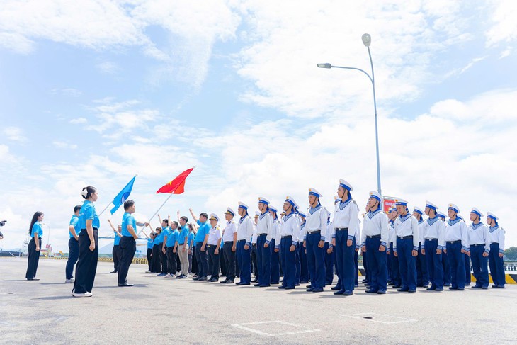 Chào cờ nơi đầu sóng ngọn gió, tiếp lửa tình yêu Tổ quốc cho thế hệ trẻ - Ảnh 2.