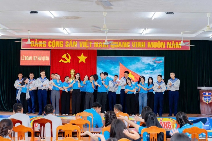 Chào cờ nơi đầu sóng ngọn gió, tiếp lửa tình yêu Tổ quốc cho thế hệ trẻ - Ảnh 3.