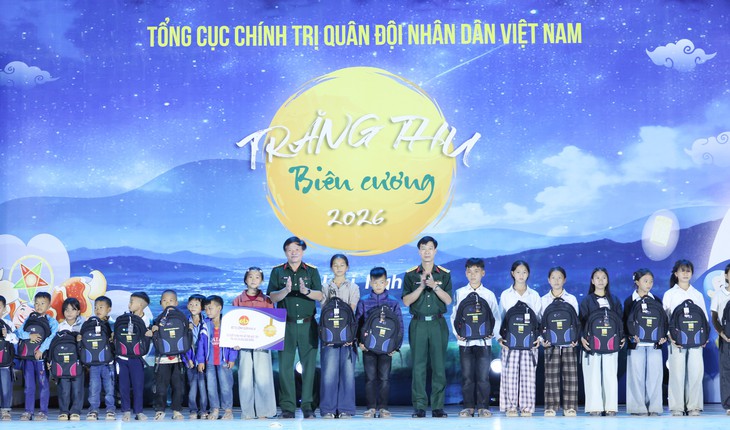 Bộ đội làm Trung thu sớm cho các em nhỏ nơi bản biên cương Na Ngoi - Ảnh 5.