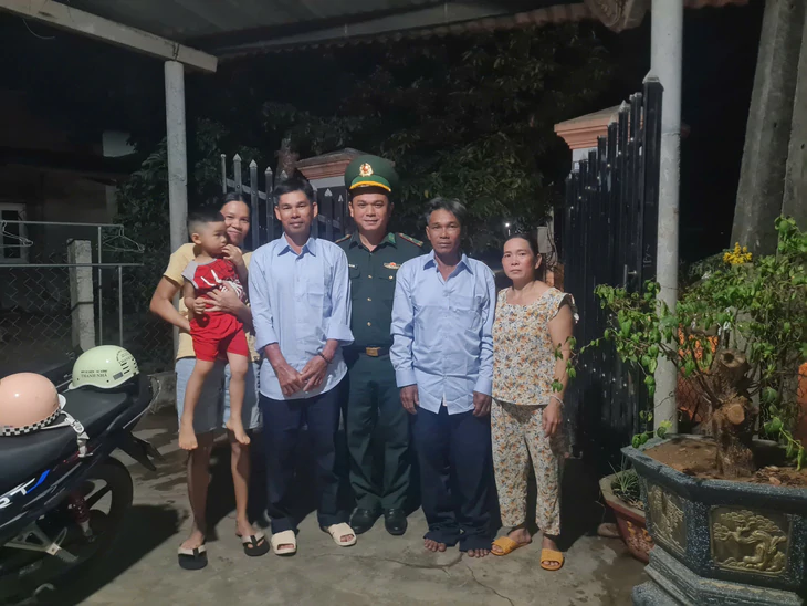 Khoảnh khắc nghẹt thở tàu cá Gia Lai cứu vớt 32 ngư dân Đà Nẵng trôi dạt giữa biển - Ảnh 9.