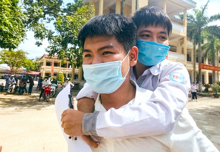 Bác sĩ 10 năm cõng bạn đi học: Cái tâm đi trước cái nghề - Ảnh 3.
