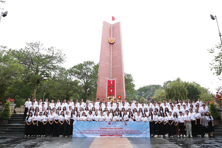 Cán bộ Đoàn - Hội trường học bàn cách 'giữ lửa' phong trào, đồng hành cùng sinh viên - Ảnh 1.