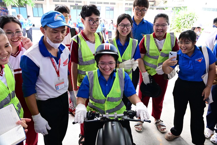 Chào cờ nơi đầu sóng ngọn gió, tiếp lửa tình yêu Tổ quốc cho thế hệ trẻ - Ảnh 4.