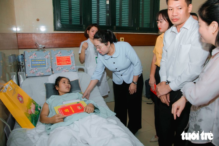 Nghệ An kêu gọi hỗ trợ hơn 2 tỉ đồng cho cô giáo phải cắt một chân - Ảnh 2.