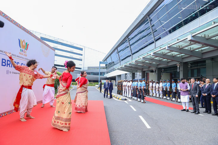 Thủ tướng Lê Minh Hưng đến Ấn Độ, bắt đầu dự Hội nghị thượng đỉnh BRICS - Ảnh 4.