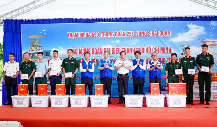 Nhiều giọt nước mắt đã rơi trong chuyến công tác của đoàn đại biểu TP.HCM tại nhà tù Côn Đảo - Ảnh 5.
