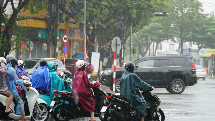 Áp thấp nhiệt đới vừa hình thành, Hà Tĩnh đến Quảng Ngãi đang mưa lớn - Ảnh 3.