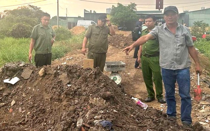 Bắt giam Phó giám đốc chỉ đạo chôn lấp 48 tấn chất thải công nghiệp tại Vĩnh Long - Ảnh 2.