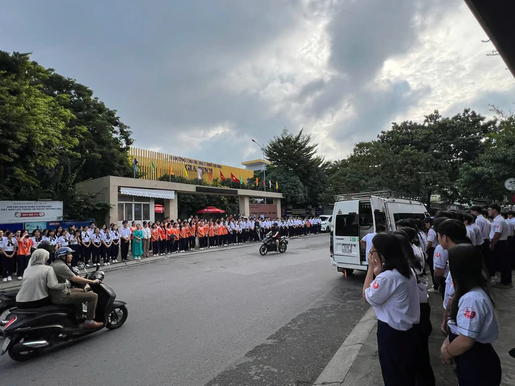 Học sinh Trường THPT Gia Định tiễn biệt nam sinh lớp 12 ra đi vì ung thư xương - Ảnh 2.