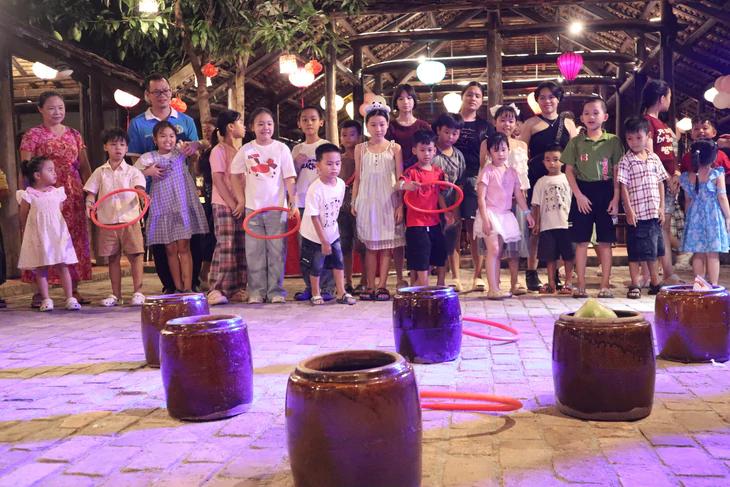 Tái hiện lễ hội 'Trung thu xưa' giữa lòng phố biển - Ảnh 2.