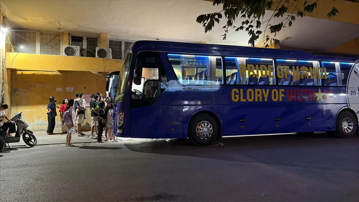 CLB Hà Nội căng thẳng, HLV Kewell họp với cầu thủ rất lâu trong phòng thay đồ - Ảnh 2.