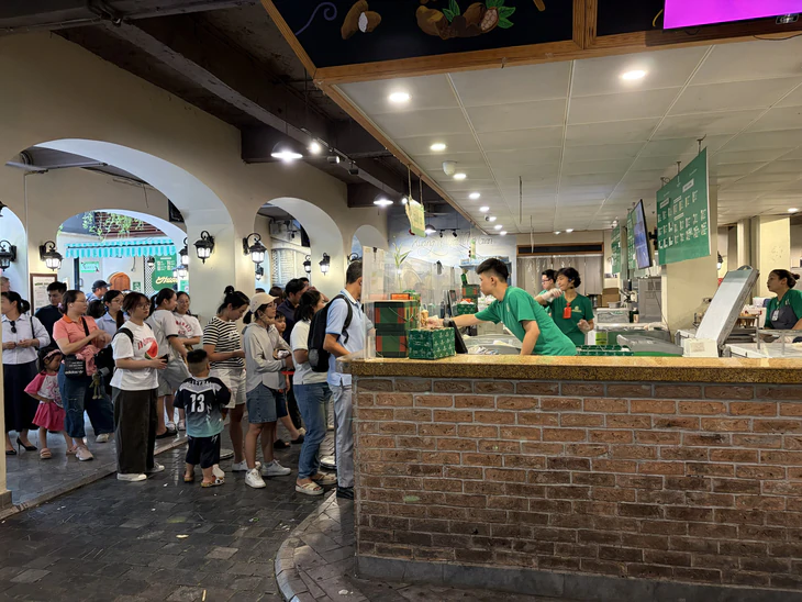 Khách nườm nượp đổ về cửa hàng kem 35 Tràng Tiền trước ngày đóng cửa - Ảnh 2.