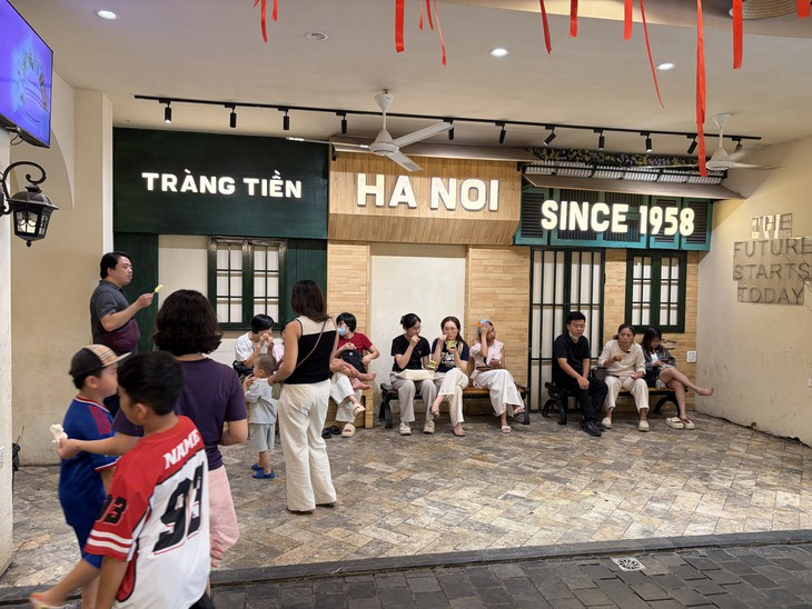 Khách nườm nượp đổ về cửa hàng kem 35 Tràng Tiền trước ngày đóng cửa - Ảnh 9.