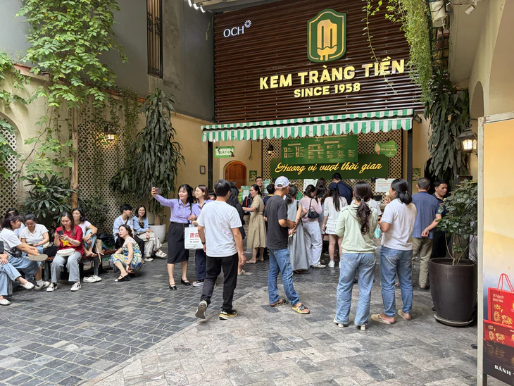 Khách nườm nượp đổ về cửa hàng kem 35 Tràng Tiền trước ngày đóng cửa - Ảnh 3.