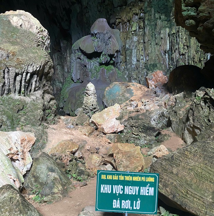 Không đưa du khách tham quan hang Dơi ở Pù Luông vì đá rơi nguy hiểm - Ảnh 1.
