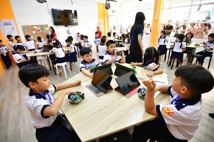 Con vào lớp 1, phụ huynh "choáng": mất sách, mất bút, đi học trễ, đau bụng mỗi ngày,... - Ảnh 1.
