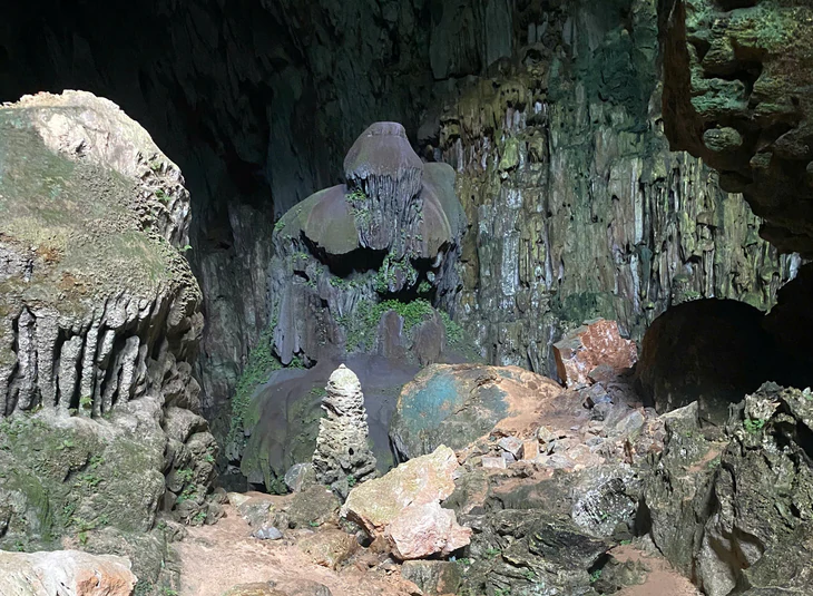 Không đưa du khách tham quan hang Dơi ở Pù Luông vì đá rơi nguy hiểm - Ảnh 3.
