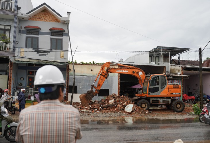 Bất chấp mưa gió, quyết giải phóng mặt bằng thi công quốc lộ 24B - Ảnh 6.