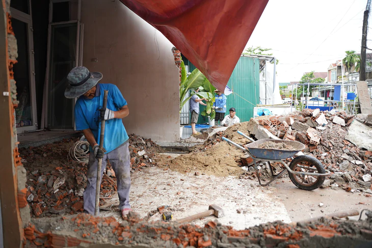 Bất chấp mưa gió, quyết giải phóng mặt bằng thi công quốc lộ 24B - Ảnh 2.