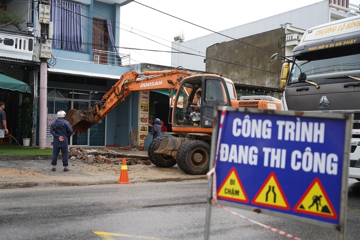 Bất chấp mưa gió, quyết giải phóng mặt bằng thi công quốc lộ 24B - Ảnh 7.