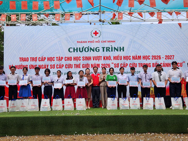 Hơn 3,2 tỉ đồng trợ cấp học tập trao đến 600 học sinh vượt khó - Ảnh 3.