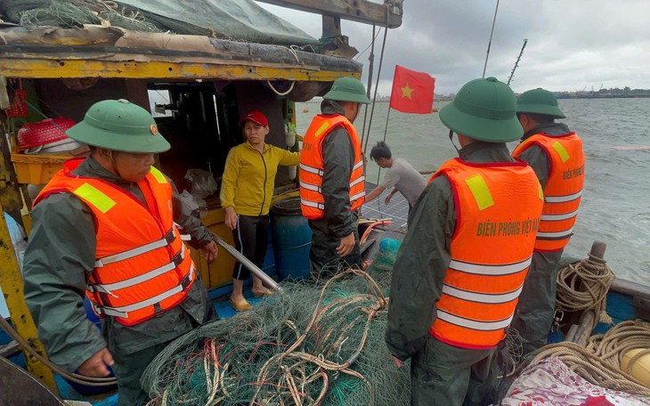 Cận cảnh kéo tàu hàng hơn 24.000 tấn thoát mắc cạn ở vịnh Chân Mây - Ảnh 7.