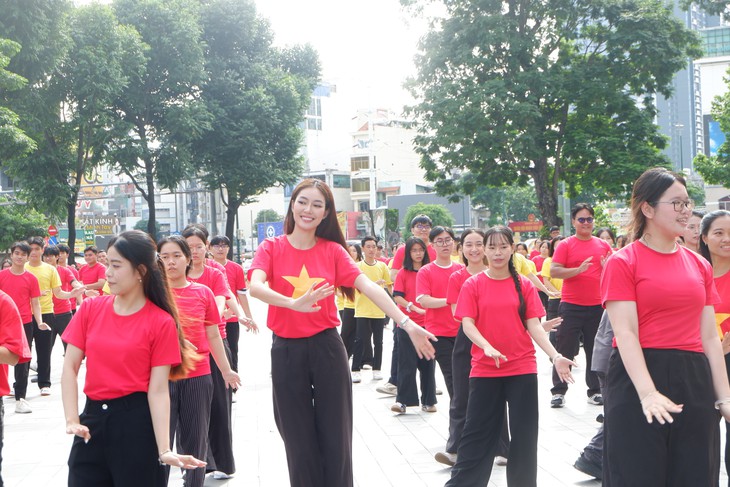Ngọn lửa yêu nước được trao truyền từ những việc làm nhỏ - Ảnh 11.