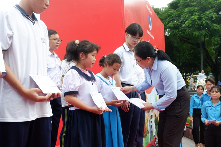 Ngọn lửa yêu nước được trao truyền từ những việc làm nhỏ - Ảnh 4.
