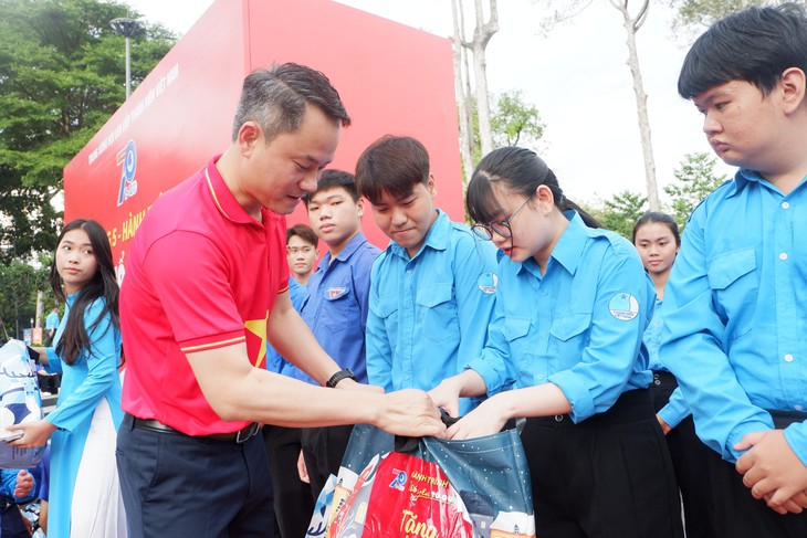 Ngọn lửa yêu nước được trao truyền từ những việc làm nhỏ - Ảnh 3.