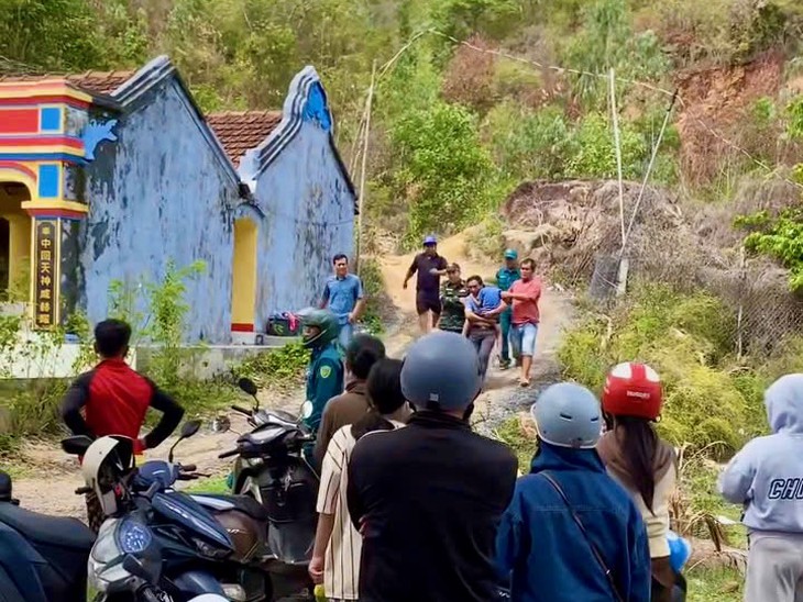 Con chó tên Đen bảo vệ cậu chủ giữa đêm núi rừng - Ảnh 3.