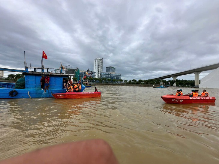 Thanh niên nhảy cầu Thuận Phước đúng lúc bộ đội đang tập huấn - Ảnh 3.