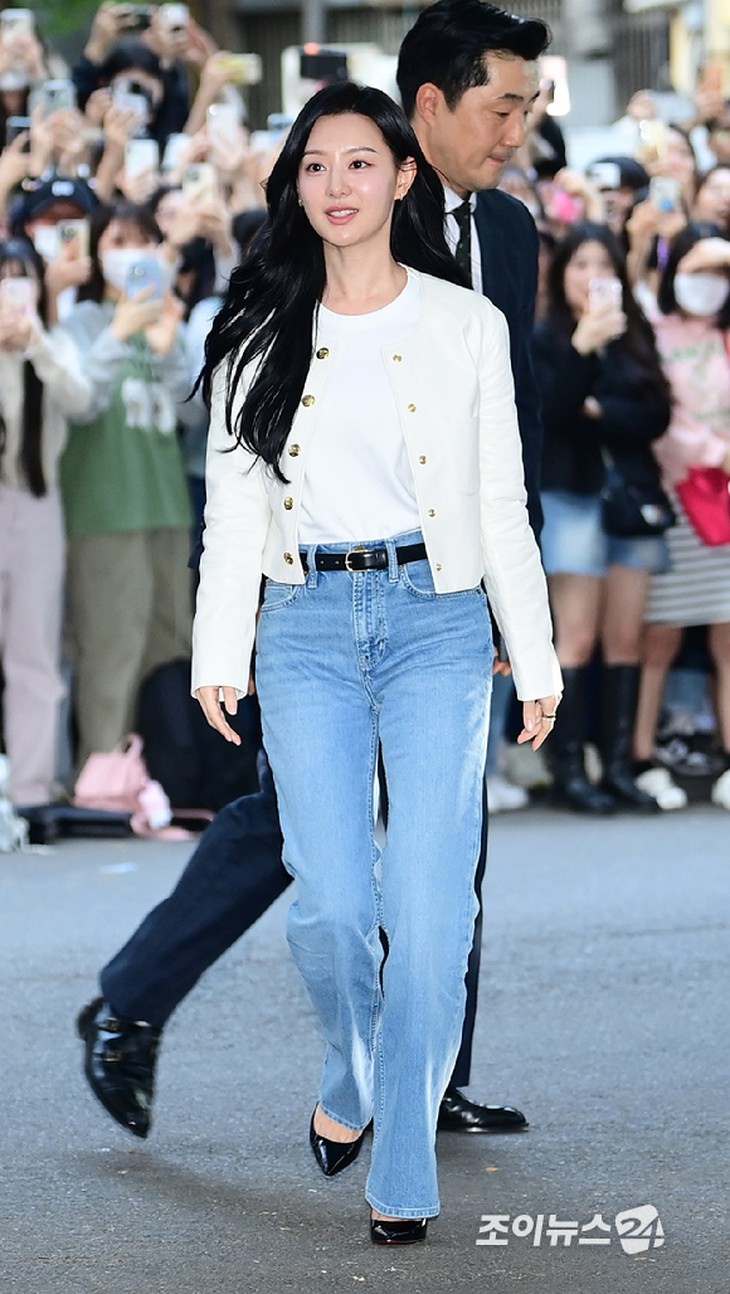 Phong cách thanh lịch của Kim Ji Won - Ảnh 3.