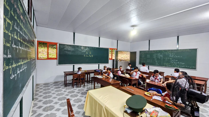 Lớp học tình thương kỳ lạ ở đảo Hòn Chuối với 3 cái bảng, 5 khối lớp một người dạy - Ảnh 2.