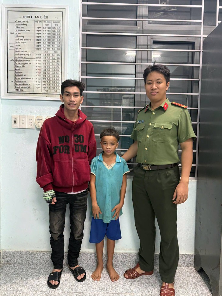 Cậu bé 13 tuổi đi bộ hơn 100 km tìm mẹ giữa mưa gió - Ảnh 2.