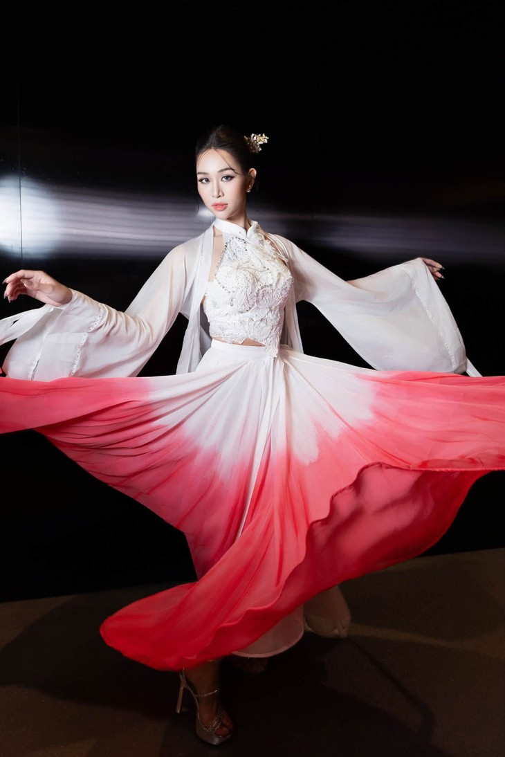 Minh Anh mang mùa bướm Cúc Phương lên sân khấu Miss International Queen - Ảnh 2.