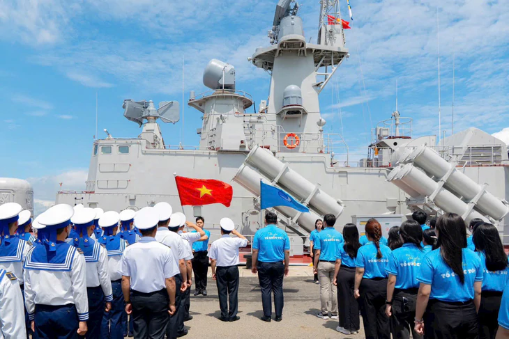Chào cờ nơi đầu sóng ngọn gió, tiếp lửa tình yêu Tổ quốc cho thế hệ trẻ - Ảnh 1.