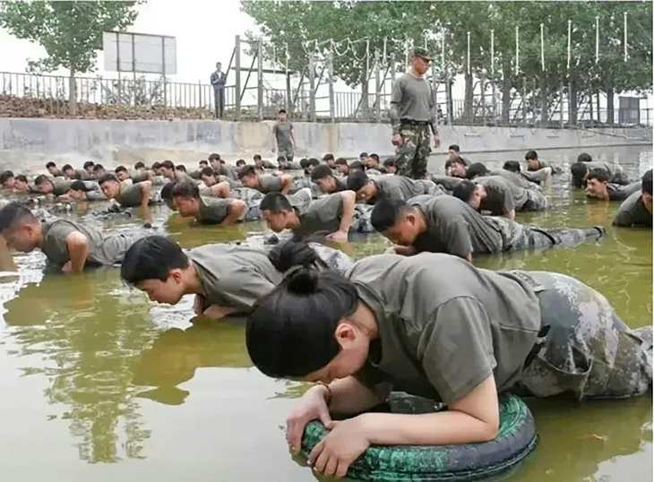 Chuỗi trà sữa đào tạo nhân viên như quân đội: Thu điện thoại, gấp chăn vuông - Ảnh 1.