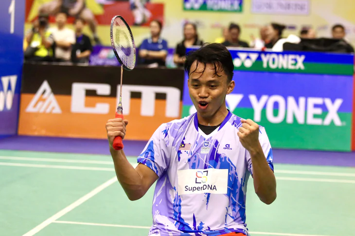 Vô địch Vietnam Open, tay vợt Malaysia ném vợt tặng khán giả - Ảnh 1.