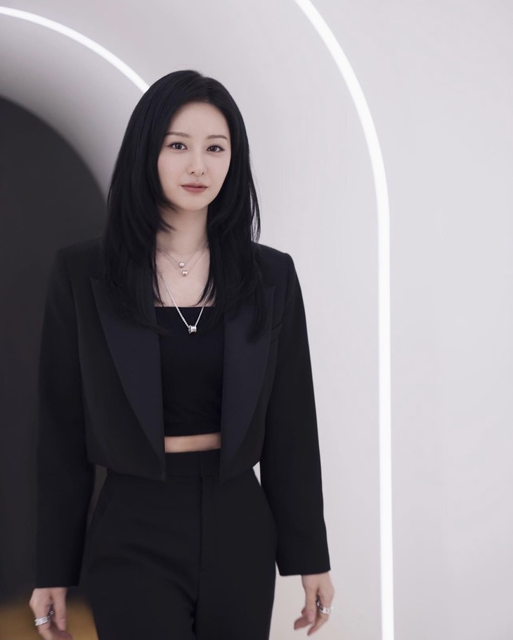 Phong cách thanh lịch của Kim Ji Won - Ảnh 6.