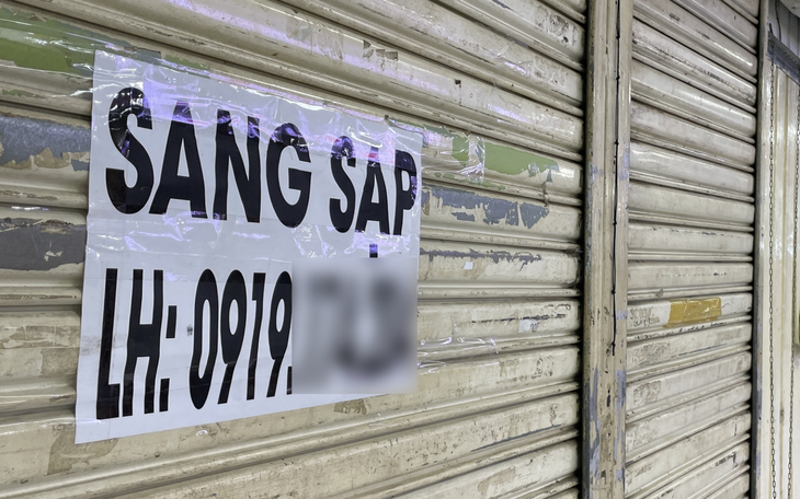 Chợ ế kéo dài, tiểu thương chợ truyền thống gà gật ngủ, coi phim ngắn giết thời gian - Ảnh 2.