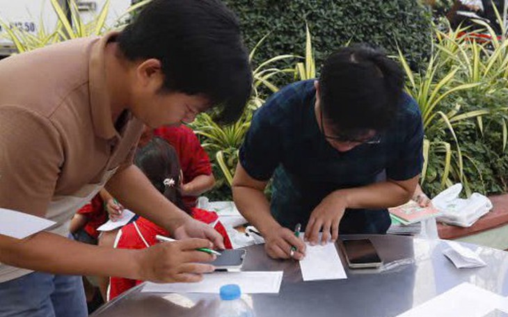 Huế 'chạy' sách giáo khoa cho 21% học sinh còn thiếu sau khai giảng - Ảnh 2.