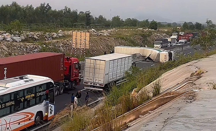 Xe tải lật chắn ngang cao tốc Vĩnh Hảo - Phan Thiết, tạm đóng xe vào ở hai nút giao - Ảnh 1.