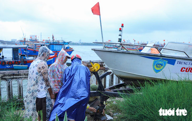 Ngư dân Quảng Trị đưa tàu thuyền vào sông Nhật Lệ tránh áp thấp nhiệt đới - Ảnh 2.