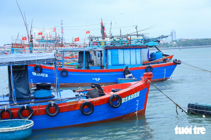 Ngư dân Quảng Trị đưa tàu thuyền vào sông Nhật Lệ tránh áp thấp nhiệt đới - Ảnh 4.