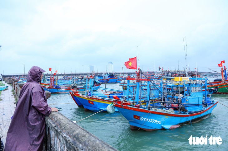 Ngư dân Quảng Trị đưa tàu thuyền vào sông Nhật Lệ tránh áp thấp nhiệt đới - Ảnh 5.