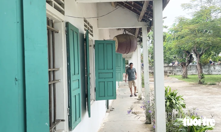 Cận cảnh lớp học 28 năm phải căng bạt, giám đốc sở mục sở thị 'giật mình' - Ảnh 6.